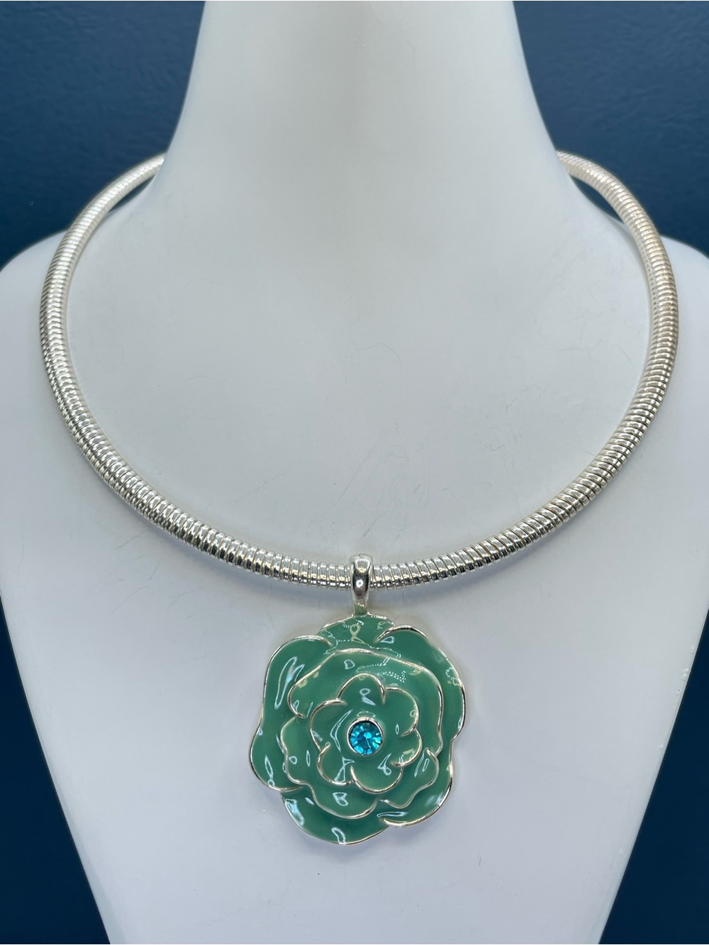 Liz Claiborne Silver Tone Flat Omega Necklace Green Floral Statement Pendant